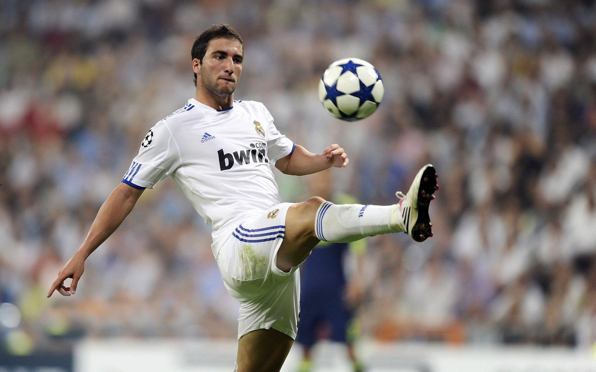 世体独家，阿隆索执教皇马倒计时？球迷热议新一代银河战舰掌舵人