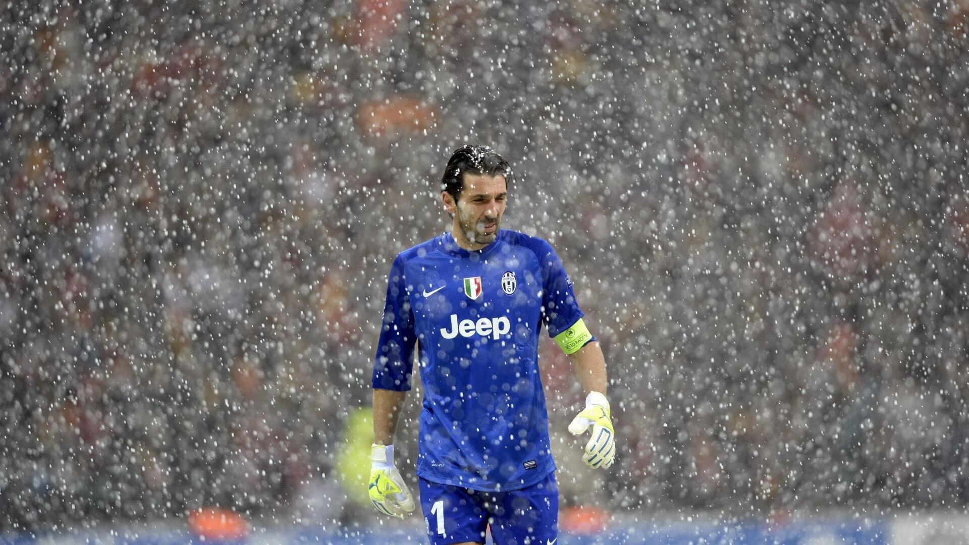 拜仁发布战法兰克福焦点海报，格雷茨卡萨内领衔 格策反戈旧主引热议