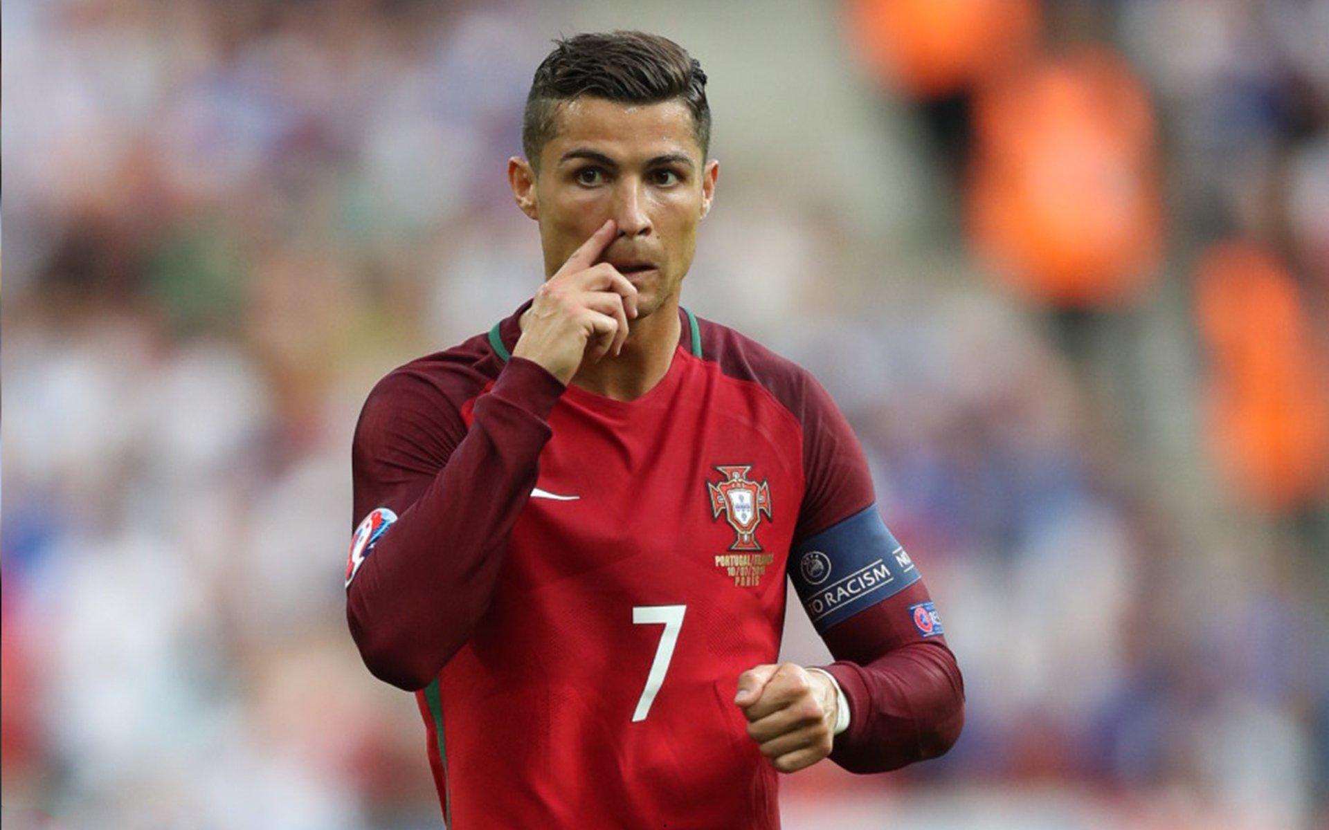 老梁说球,莱万加盟背后暗藏玄机,登贝莱留队成巴萨复兴关键棋